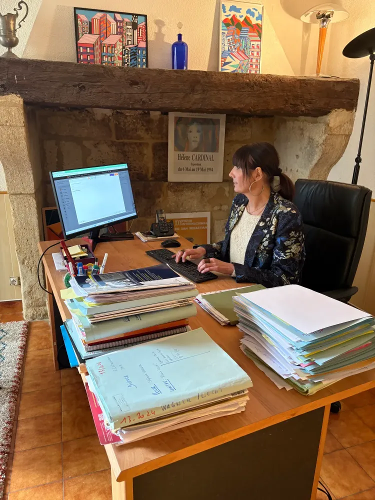 Maître Caroline JULIEN-GUICHARD dans son cabinet à Remoulins